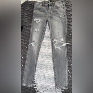 Light gray skinny jeans! Has some rips but not over the top!! Great condition!